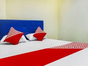 Desk, free WiFi, bed sheets - Guest House Onta Baru (Makassar)