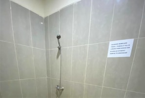 Kamar Standar | Kamar mandi | Shower dan handuk