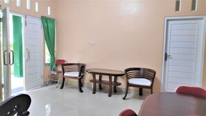 Villa | Living room | 21-inch TV with satellite channels - Kalegandua (Pakem)