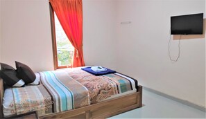 Escritorio, wifi gratis y ropa de cama 