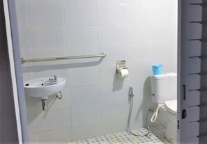 Bathtub, towels - Zidan Homestay (Sleman)