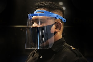 Una persona usando un protector facial azul.