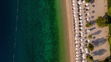Una spiaggia nelle vicinanze, sabbia bianca, un bar sulla spiaggia