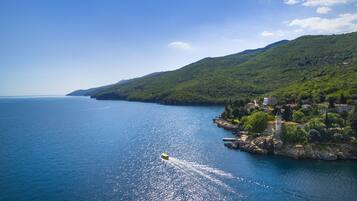 Pantai di sekitar, pasir putih, dan bar pantai