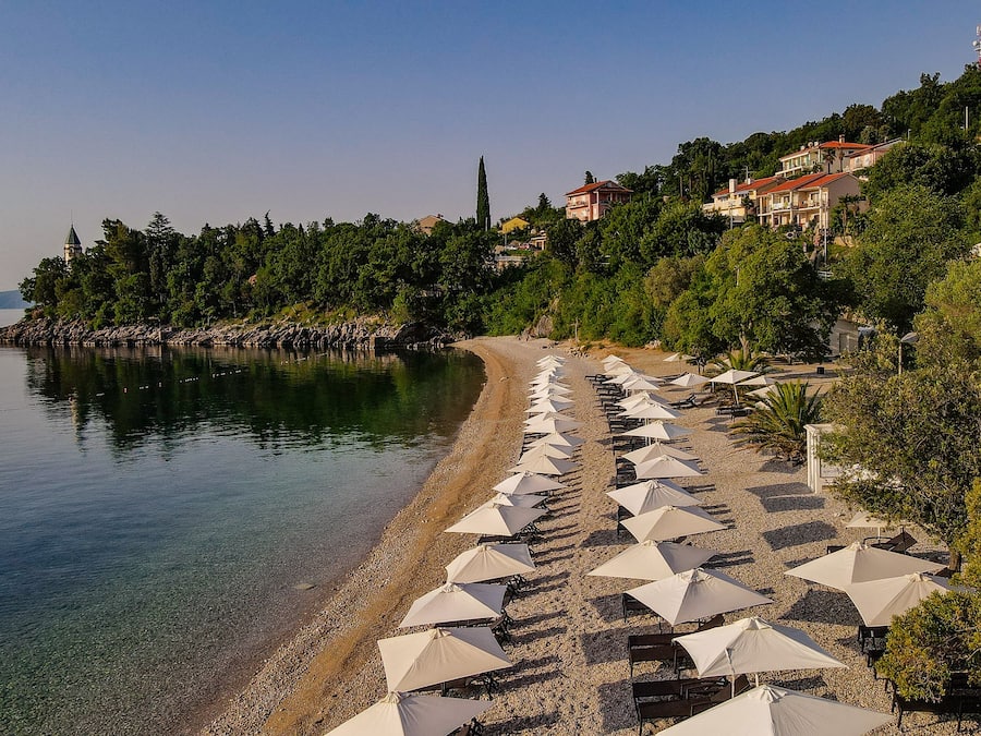Tæt på stranden, hvidt sand, strandbarer