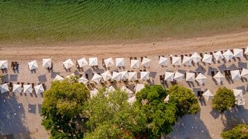Una spiaggia nelle vicinanze, sabbia bianca, un bar sulla spiaggia