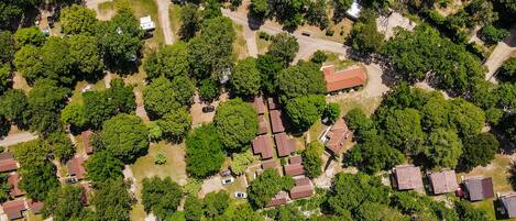 Luchtbeeld van een woongebied met huizen omgeven door weelderige begroeiing.