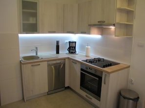 Réfrigérateur, micro-ondes, plaque de cuisson, lave-vaisselle