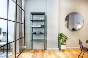 Apartamento exclusivo, 2 quartos | Cozinha privada | Geladeira grande, micro-ondas, fogão, cooktop