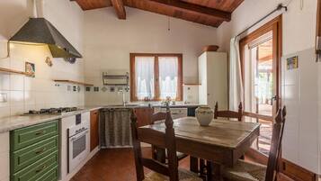 Kylskåp, diskmaskin, espressobryggare och brödrost