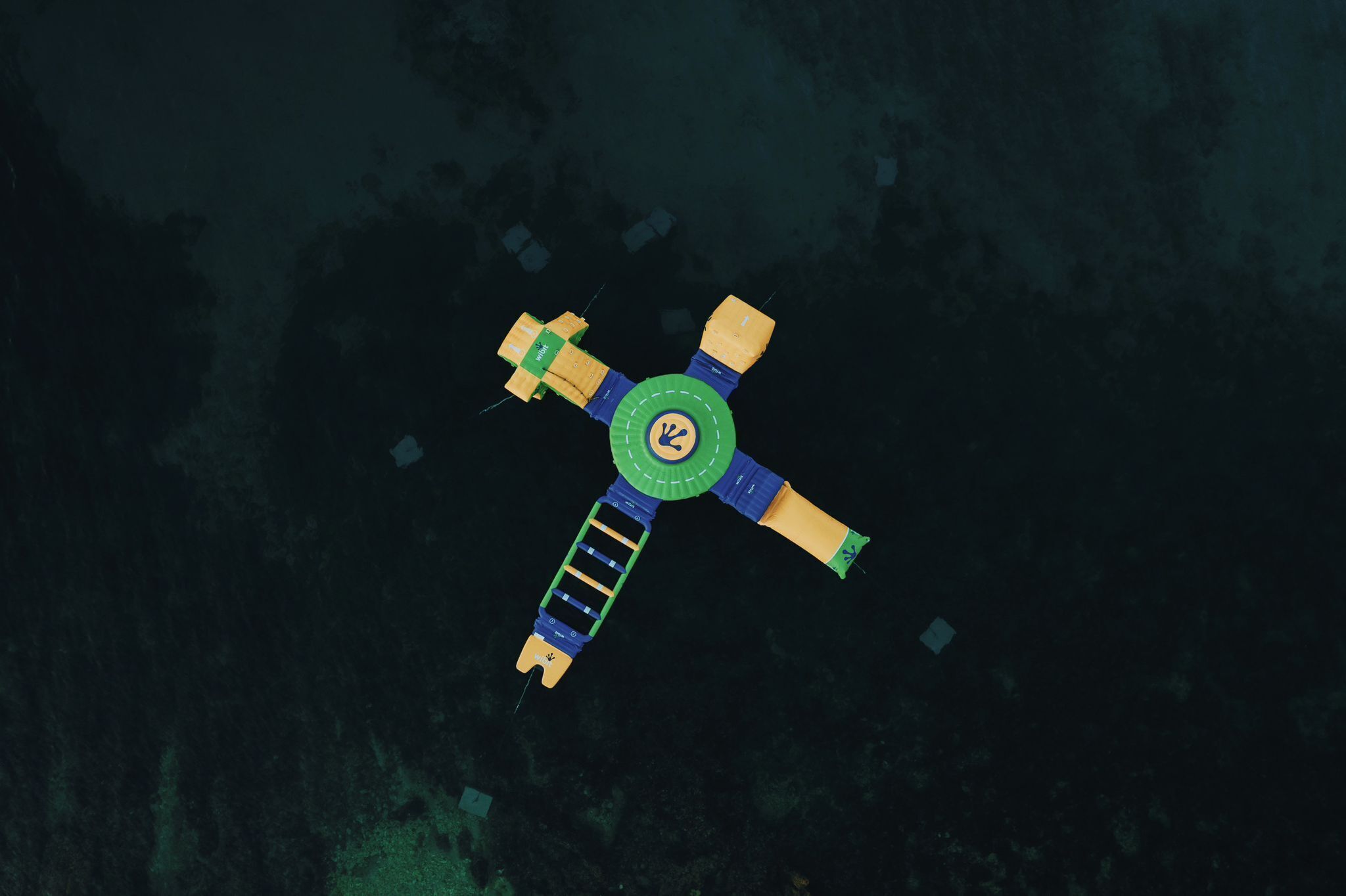 Une image satellite d’une structure circulaire dotée d’un noyau central et de quatre bras qui s’étendent vers l’extérieur, le tout étant entouré d’un environnement sombre.