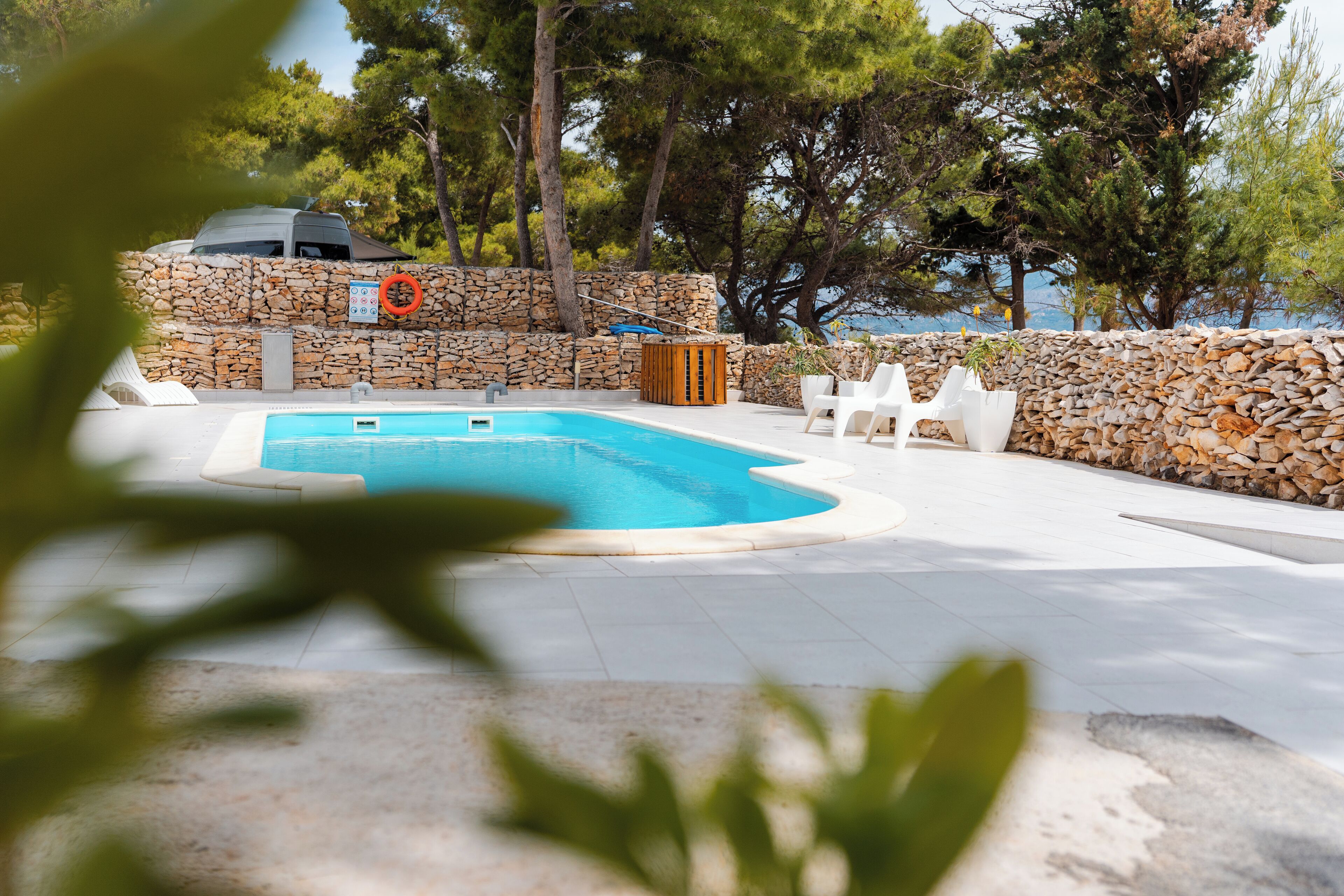 Una piscina al aire libre de temporada
