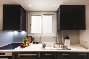 Apartment | Eigene Küche | Mikrowelle, Ofen, Herdplatte, Wasserkocher mit Kaffee-/Teezubehör