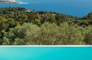 Een verwarmd zwembad