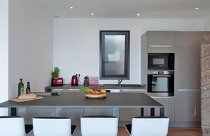 Een koelkast, een microgolfoven, een oven, een kookplaat