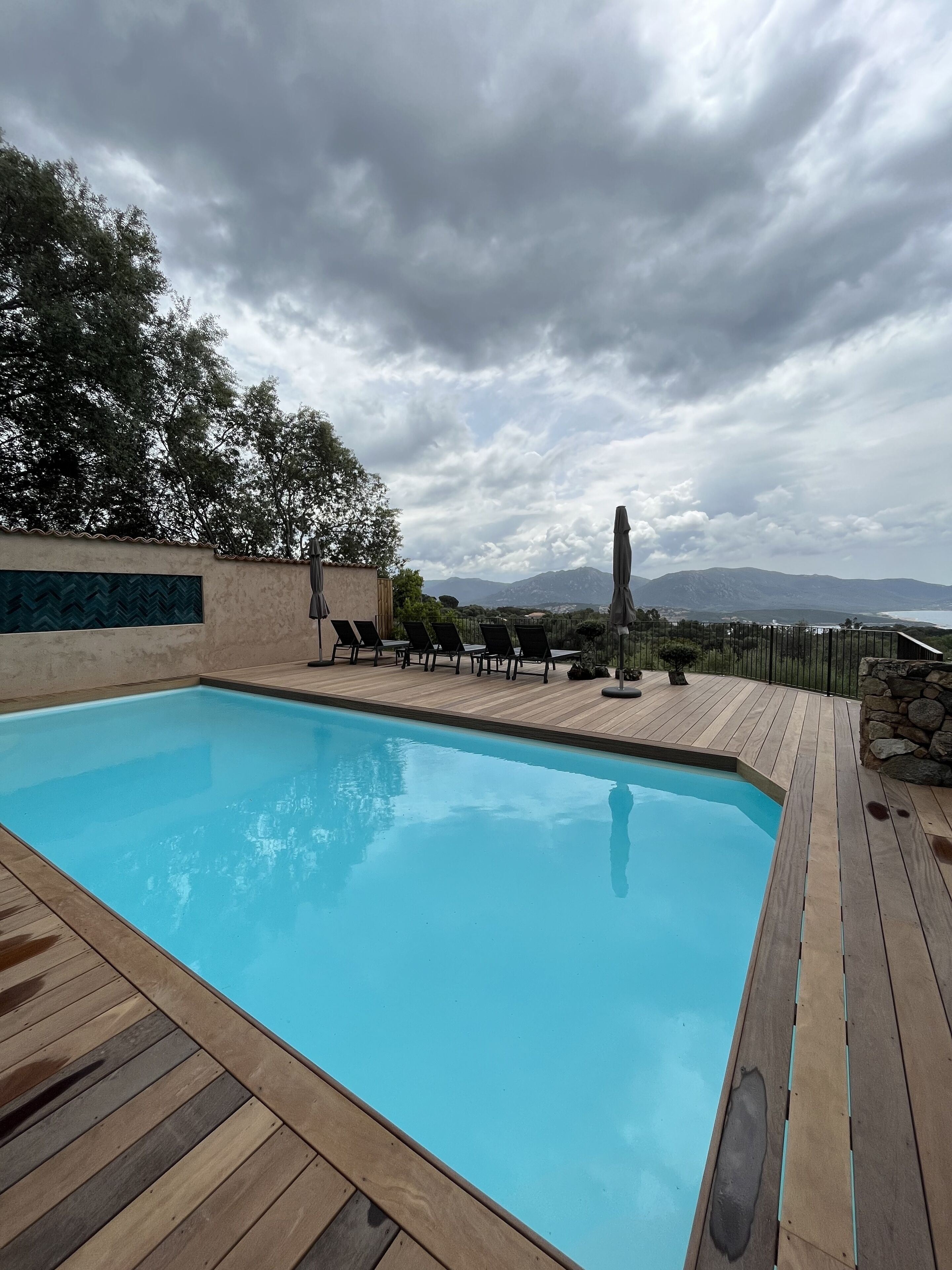 Een verwarmd zwembad