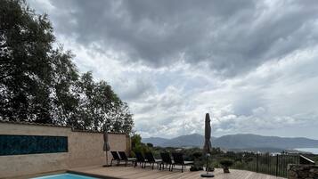 Een verwarmd zwembad