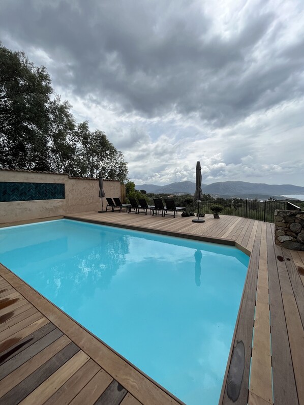 Een verwarmd zwembad