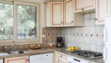 Réfrigérateur, micro-ondes, plaque de cuisson, lave-vaisselle