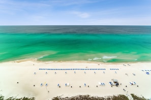 På stranden