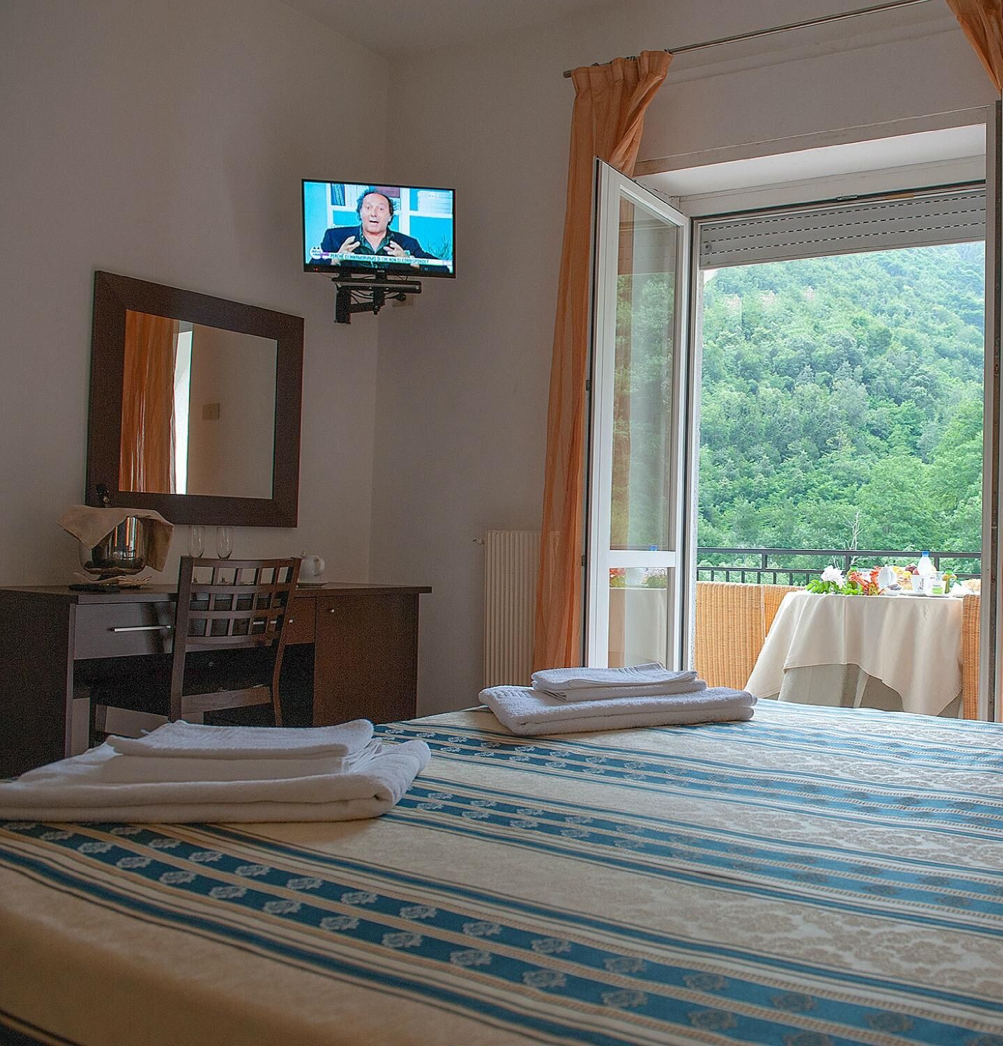 Skrivbord, ljudisolering och sängkläder