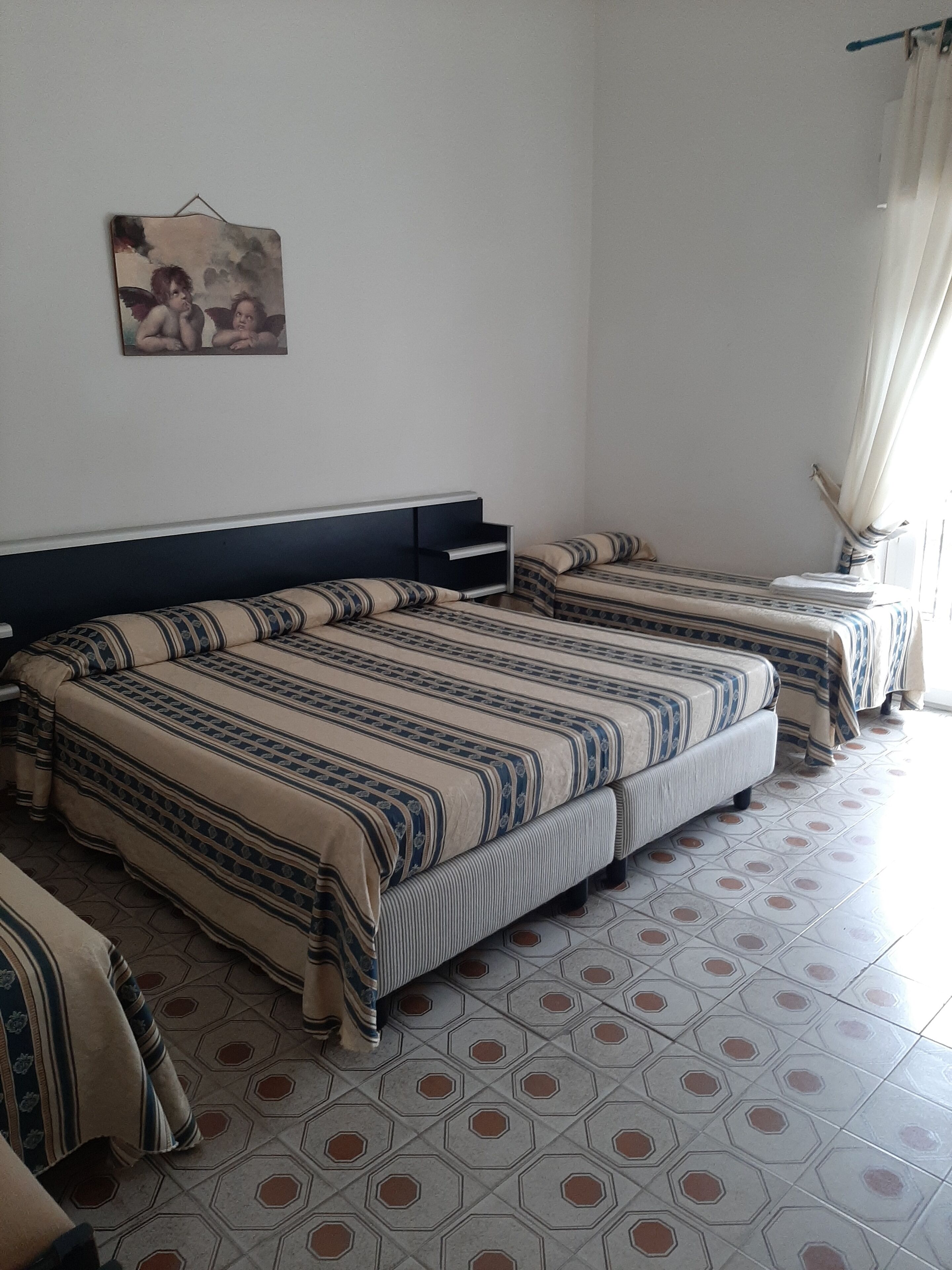 Skrivbord, ljudisolering och sängkläder