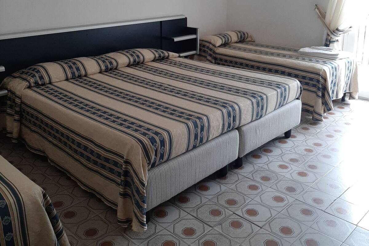 Escritorio, insonorización y ropa de cama