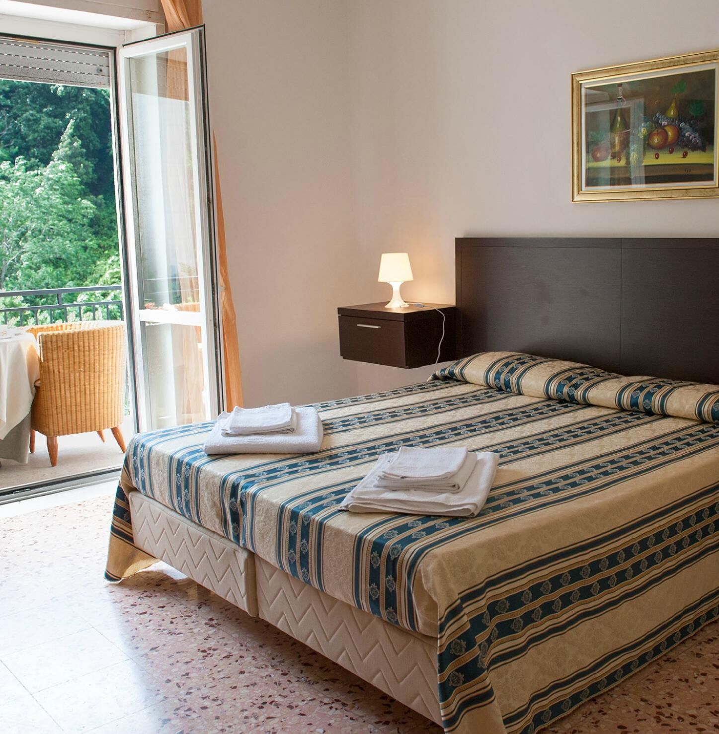 Skrivbord, ljudisolering och sängkläder