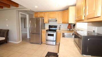 Microwave, mesin pencuci piring, dan mesin pembuat kopi/teh