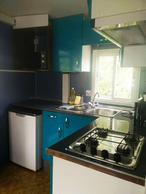 Microwave, oven, stovetop, coffee/tea maker
