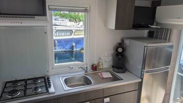 Microondas, horno, placa de cocina y cafetera o tetera