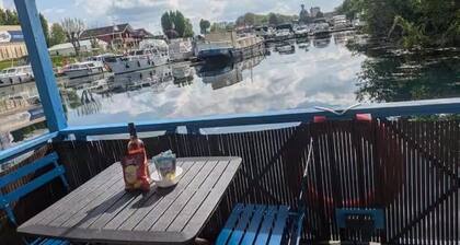 Cottage flottant insolite jacuzzi privé au Port de Plaisance