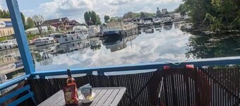 Unusual floating cottage with private Jacuzzi at the Marina