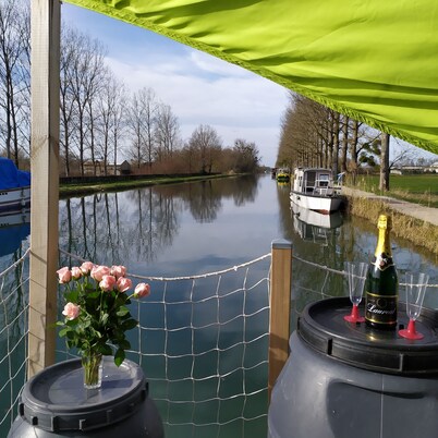Unusual floating cottage with private Jacuzzi