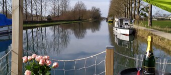 Unusual floating cottage with private Jacuzzi