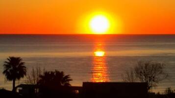 In Strandnähe, Liegestühle, Strandtücher