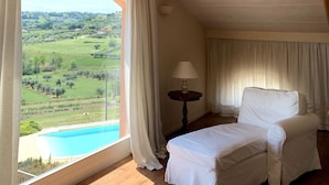 A room with a view of a green landscape and a pool. - Rent room Nontiscordardimè (Civitanova Marche)