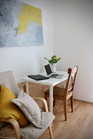 Studio Apartment - 2 Rooms - Bath & Kitchen | Área de estar | TV 50 cm com canais a cabo