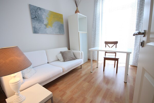 Studio Apartment - 2 Rooms - Bath & Kitchen | Yksilöllisesti sisustettu, yksilöllisesti kalustettu, työpöytä