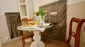 Spacious Flat - 2 Rooms - Bath & Kitchen | In-room dining