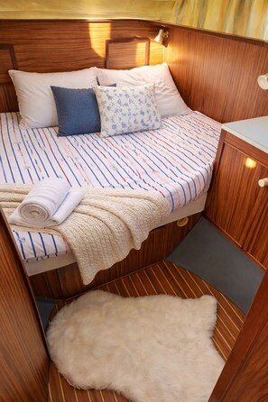 3 bedrooms, free WiFi - Riverboat with dockside terrace or navigation option WITHOUT PERMIT (Saint Jean de Losne)