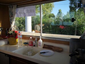 Réfrigérateur, four, plaque de cuisson, cafetiÚre/bouilloire