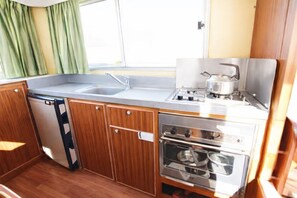 Een koelkast, een oven, een kookplaat, een koffiezetapparaat/waterkoker