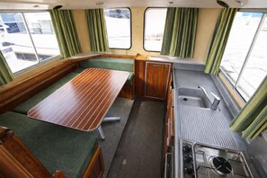 Fridge, oven, stovetop, coffee/tea maker