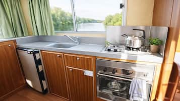 Refrigerador, horno, placa de cocina, cafetera/tetera