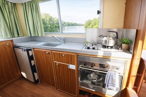 Kjøleskap, ovn, kokeplater og kaffetrakter/tekoker