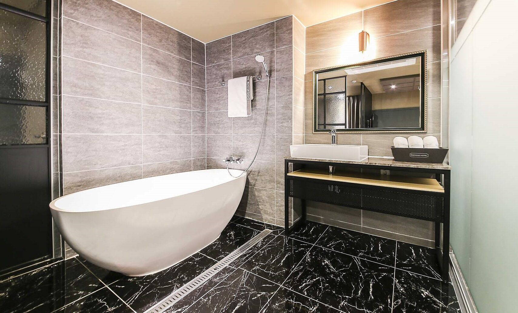 deluxe room | deep-soaking bathtub