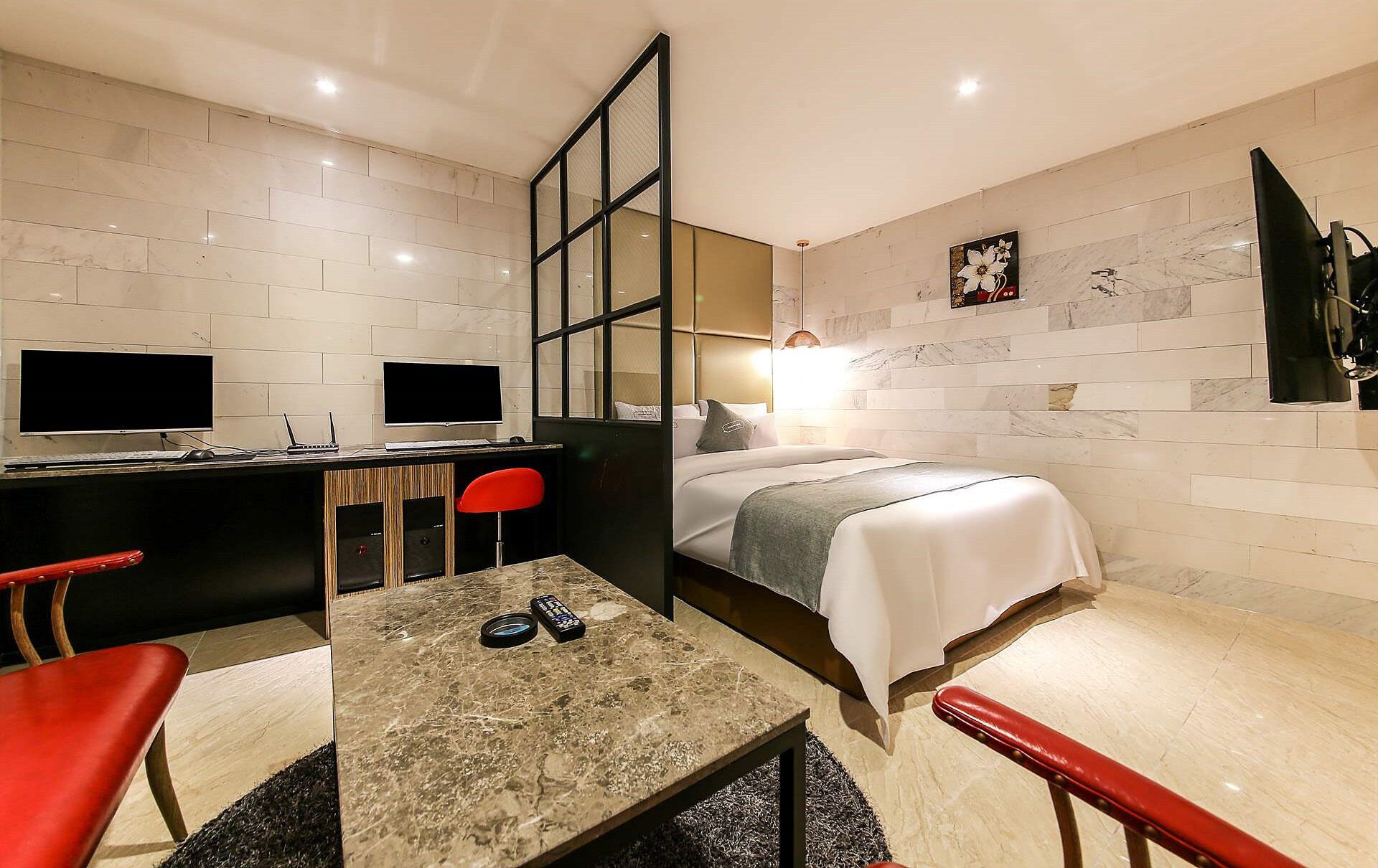 suite | living area | lcd tv, netflix, computer, pay films