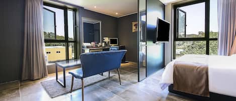 Habitación Premium | Área de sala de estar | Televisión LCD, Netflix, computadora y películas con cargo