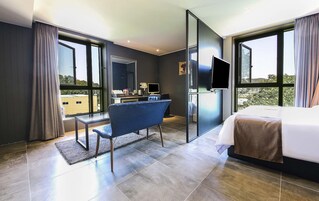 尊荣客房 | 起居区 | 液晶电视、Netflix、电脑、收费电影